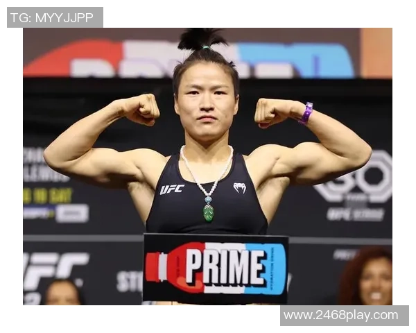 张伟丽与足球明星同框合影展现运动员风采与友谊的精彩瞬间